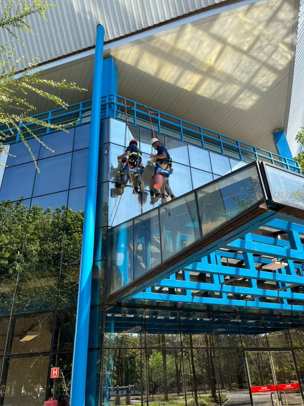 Alpinismo industrial para limpeza