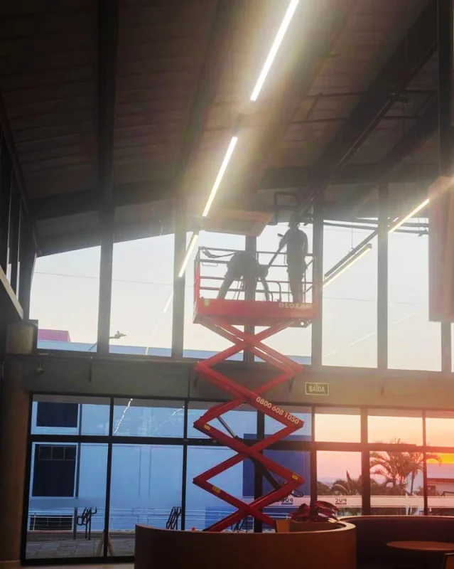 Limpeza em altura com plataforma elevatória
