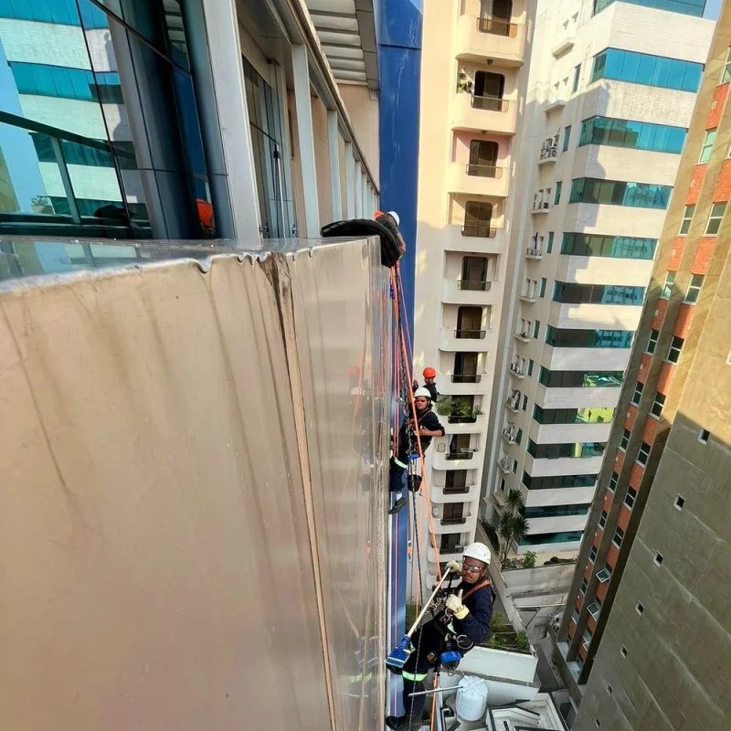 Limpeza de fachada de acm