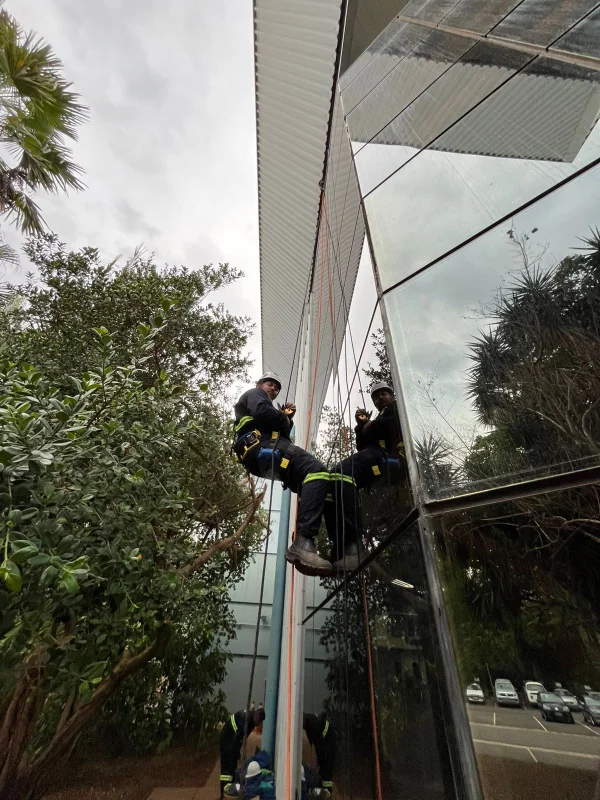 Limpeza de fachada predial em Santo Antônio de Posse