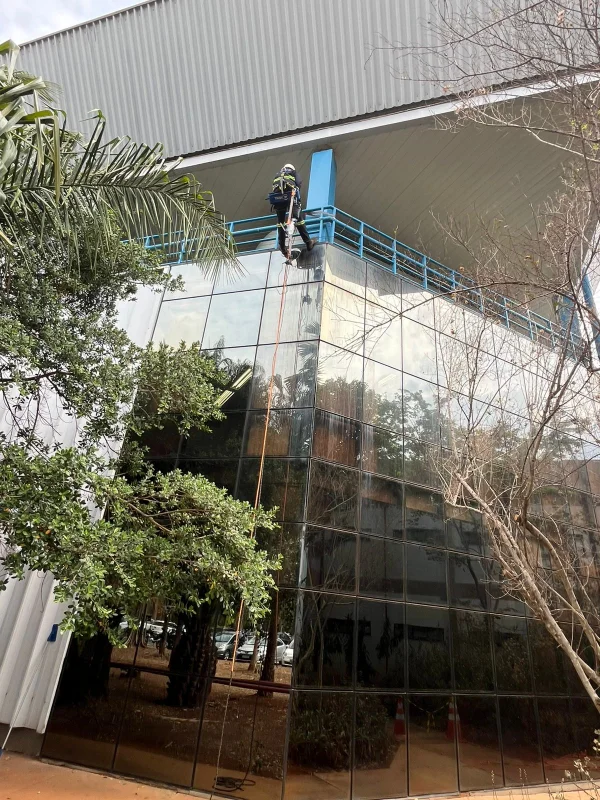Limpeza profissional em altura