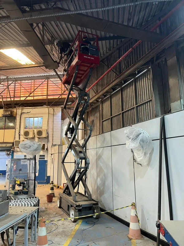 Limpeza de teia de aranha em altura