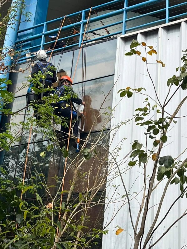 Limpeza de vidraças em altura